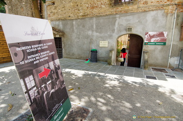 Entrance to the Scuola del Cuoio at via San Giuseppe